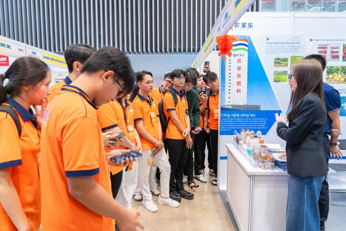 Tham quan VietNam FoodTech 2024, sinh viên Công nghệ thực phẩm cập nhật xu hướng tiến tiến trong ngành 43