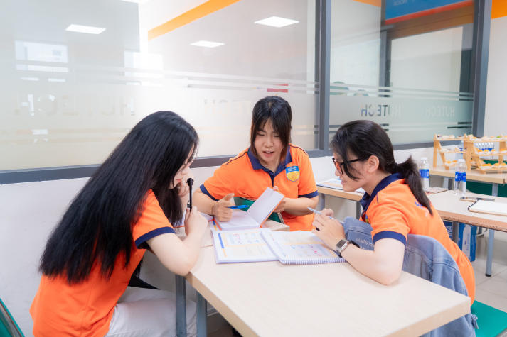 [Video] Sinh viên HUTECH học cách làm chủ tài chính từ chuyên gia trong dự án "Hanwha Life Finance Mentor" 62