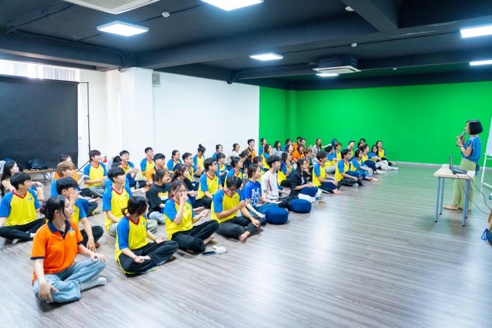 Sinh viên Khoa Truyền thông & Thiết kế học cách kiểm soát stress bằng Yoga cùng chuyên gia 83