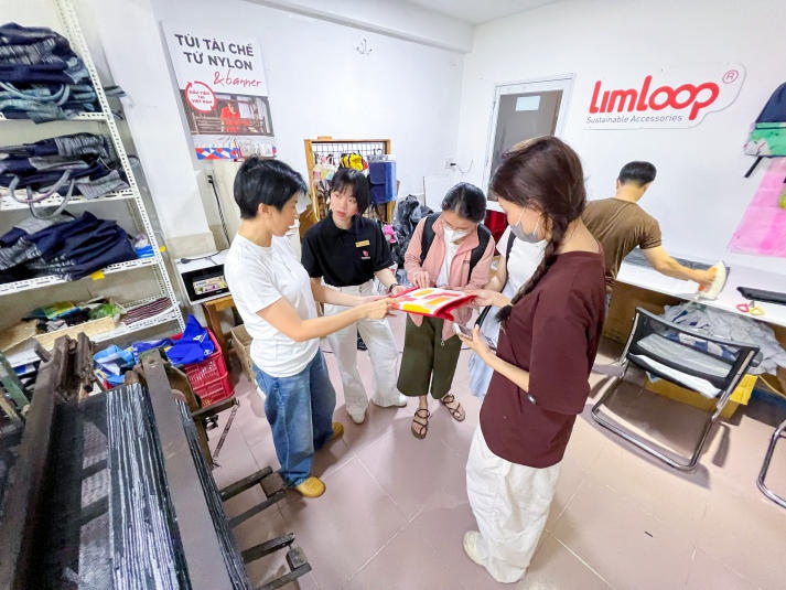 Sinh viên HUTECH tìm hiểu tái chế nhựa trong ngành thời trang tại Công ty LimLoop 39