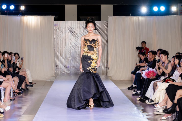 [Video] Sinh viên Thiết kế thời trang HUTECH “trình làng” loạt đồ án tốt nghiệp với nhiều ý tưởng độc đáo 300