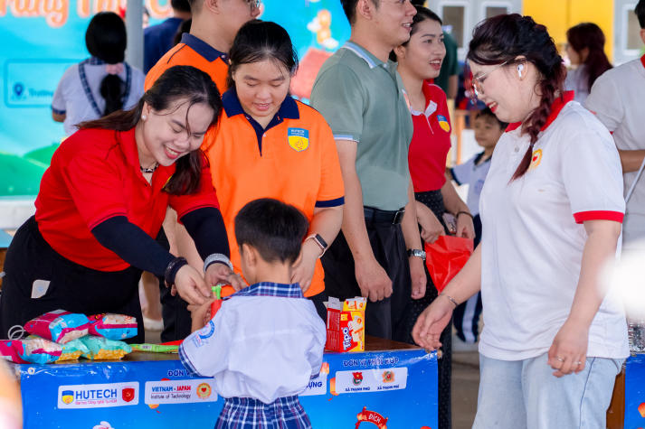 Chi bộ 17 mang mùa trăng ấm áp đến gần 270 học sinh Trường Tiểu học Mỹ An 43