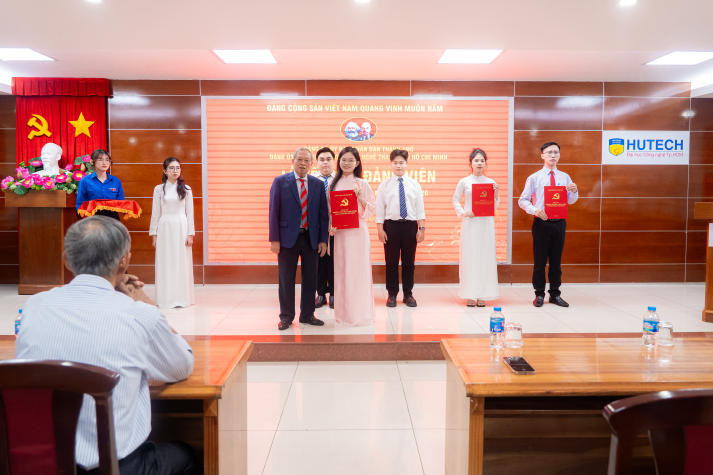 Hội nghị Đảng bộ HUTECH 2025-2026: Bồi dưỡng lý tưởng, lan tỏa khát vọng cống hiến trong đội ngũ Đảng viên trẻ 57