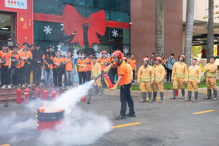 Trang bị kỹ năng ứng phó với hỏa hoạn: HUTECH tổ chức diễn tập PCCC & CNCH tại Thu Duc Campus 98