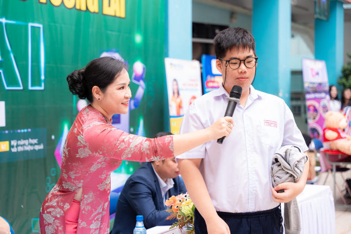 Học sinh THPT khám phá loạt mô hình học thuật sáng tạo tại gian hàng HUTECH 22