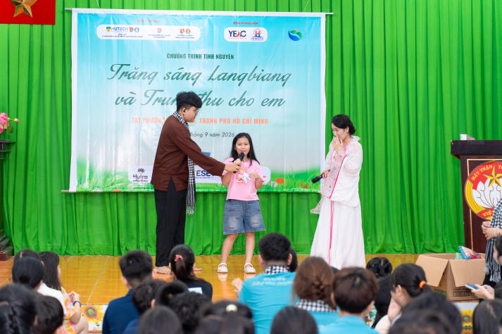 Sinh viên HUTECH mang Trung thu ấm áp đến với thiếu nhi phường An Khánh 35