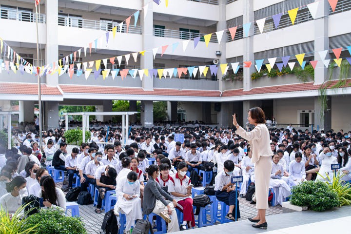 Sinh viên Tâm lý học HUTECH chia sẻ về tâm lý chọn ngành đại học cùng học sinh trường THPT Nguyễn Hữu Thọ 54