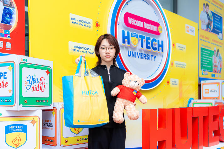 Hiệu trưởng THPT Tôn Đức Thắng (Đồng Nai) đồng hành cùng con gái nhập học tại HUTECH 24