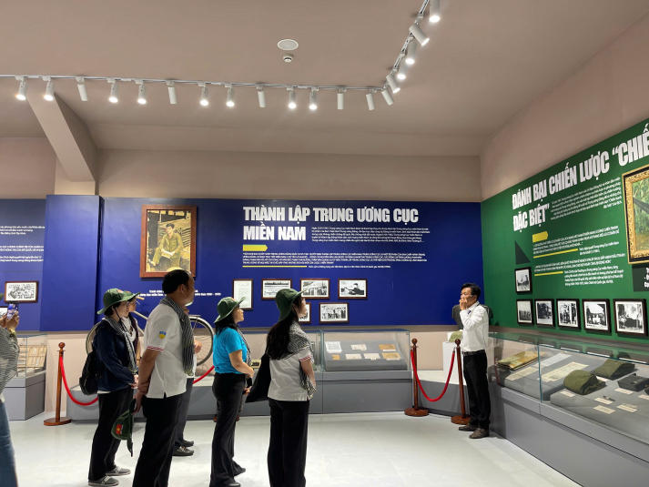 Theo dấu chân lịch sử, bồi đắp trách nhiệm cống hiến cùng Đảng viên Chi bộ 7 HUTECH 50