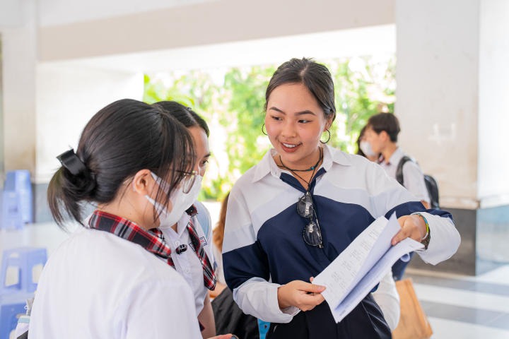 Sinh viên Tâm lý học HUTECH chia sẻ về tâm lý chọn ngành đại học cùng học sinh trường THPT Nguyễn Hữu Thọ 61