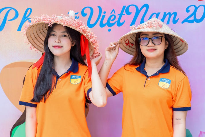 Tôn vinh vẻ đẹp truyền thống và tinh thần phụ nữ Việt qua Hội thi trang trí nón lá Khoa Tài chính - Thương mại 75