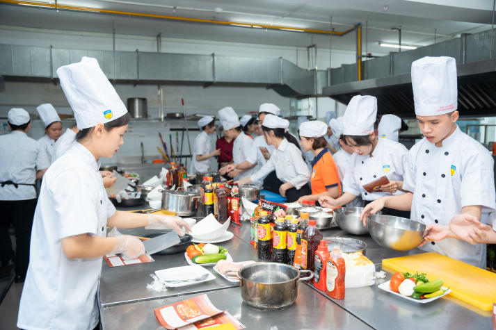 Sinh viên ngành Quản trị nhà hàng và dịch vụ ăn uống trải nghiệm làm bánh mì “signature” cùng chuyên gia 110