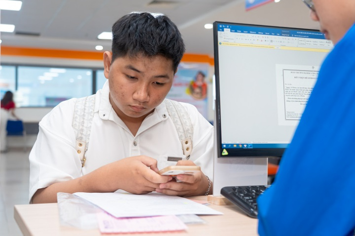 Tân sinh viên HUTECH đến trường nhập học từ sáng sớm 37