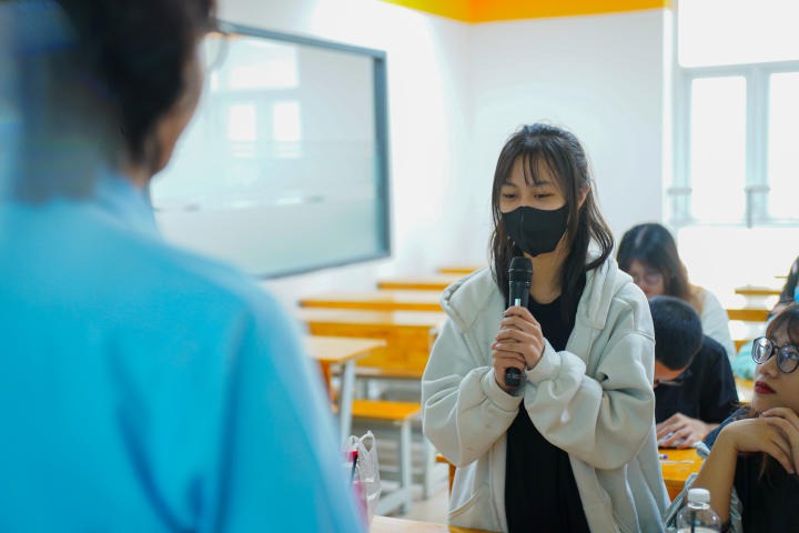 Sinh viên ngành Tâm lý học HUTECH tìm hiểu kỹ thuật sử dụng Metaphor trong tham vấn và trị liệu tâm lý 52