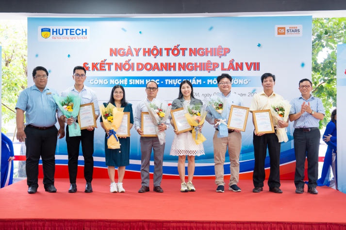 Sinh viên Viện Khoa học Ứng dụng HUTECH bảo vệ đồ án trước doanh nghiệp và “săn” việc ngay tại trường 168