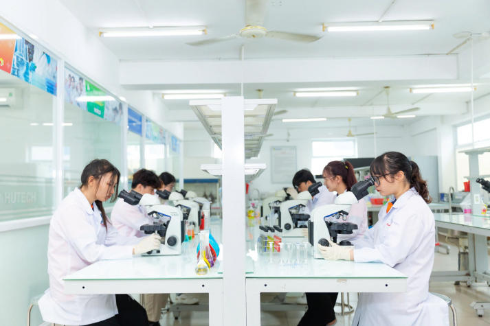 Điểm xét học bạ ngành Dược, Điều dưỡng, Xét nghiệm HUTECH lần lượt là từ 21 và 19, học phí khoảng 11-12 triệu/kỳ 147