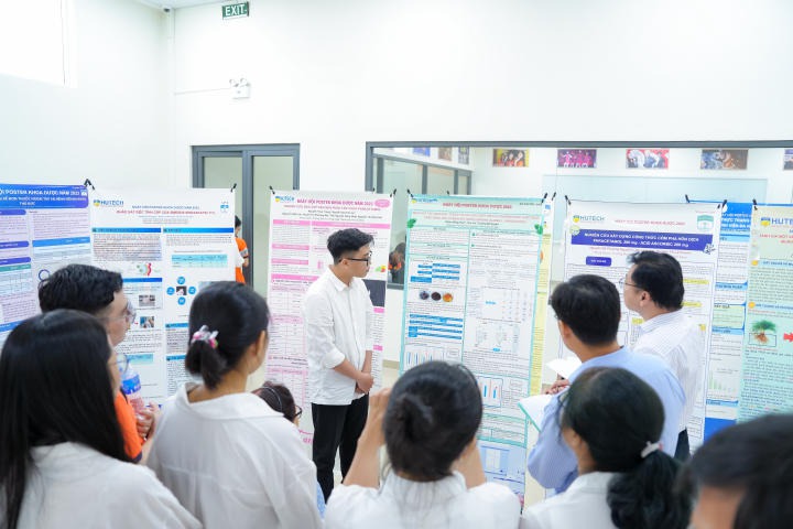 Sinh viên Khoa Dược trình bày báo cáo nghiên cứu khoa học qua triển lãm poster ấn tượng 105