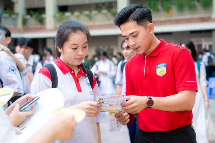 [Video] Khởi động hành trình HUTECH Scholarship Tour 2026 tại THPT Nguyễn Hữu Thọ (TP.HCM), tiếp sức sĩ tử trước kỳ thi THPT 70