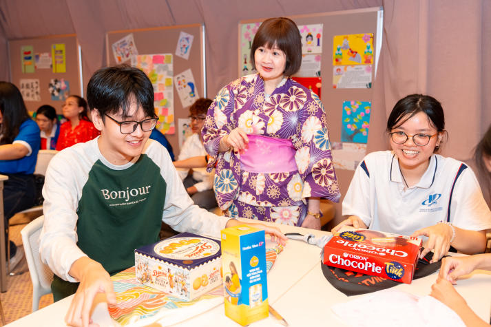 Khoa Nhật Bản học phối hợp cùng Tổng Lãnh sự quán Nhật Bản lan tỏa văn hóa Furoshiki đến sinh viên 54