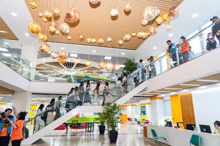 Vi vu HUTECH, đoàn học sinh tỉnh Trà Vinh khám phá “Đại học GenZ” 13