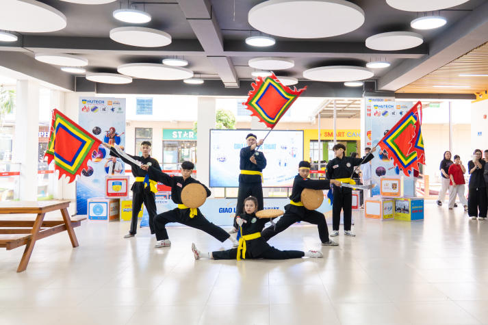 Văn nghệ sân trường HUTECH: “Giai điệu rộn ràng - sẵn sàng kỳ mới” 35