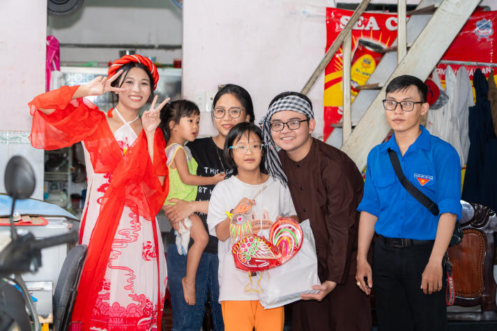 “Trung thu yêu thương 2025”: Sinh viên HUTECH kết nối trái tim, sẻ chia niềm vui cùng trẻ em Bình Thạnh 101