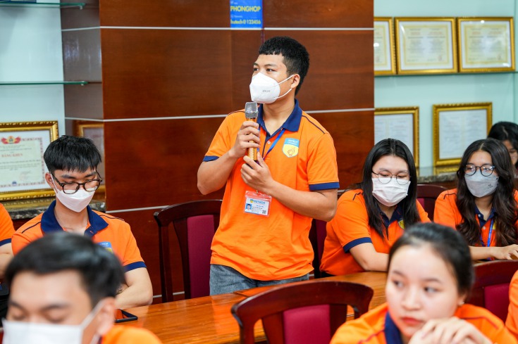 Các bạn sinh viên HUTECH chăm chú lắng nghe và trao đổi với diễn giả chương trình HUTECH 1