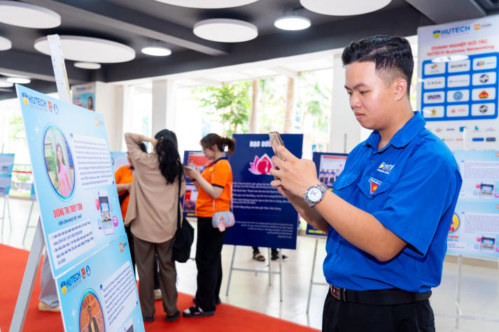 Ngày hội Sinh viên 5 tốt HUTECH năm học 2024 - 2025: Chạm vào hành trình “5 tốt” với không gian triển lãm rèn luyện toàn diện 77