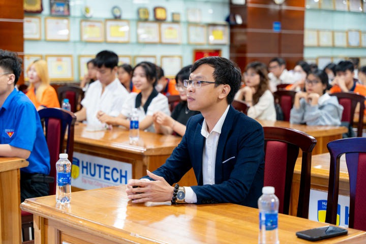 Ban cán sự lớp Khoa Khoa học Xã hội và Quan hệ Công chúng học hỏi nhiều kỹ năng hữu ích qua buổi tập huấn 31