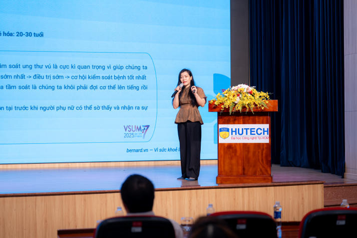 [Video] HUTECH trao gửi yêu thương, chăm sóc sức khỏe nữ CB-GV-NV dịp 20/10 59