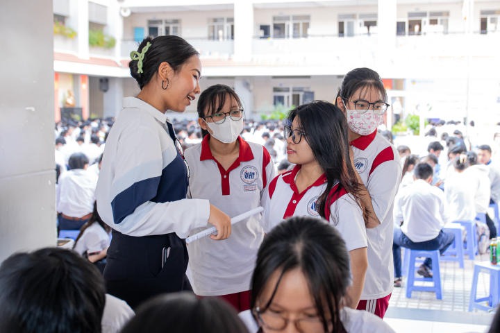 Sinh viên Tâm lý học HUTECH chia sẻ về tâm lý chọn ngành đại học cùng học sinh trường THPT Nguyễn Hữu Thọ 59