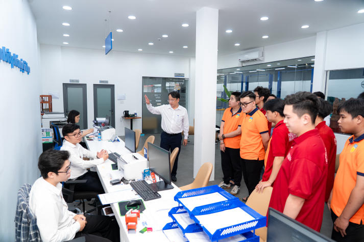 Sinh viên Viện Kỹ thuật trải nghiệm thực tế tại Xưởng VinFast Văn Hiền, tiếp cận công nghệ ô tô hiện đại 41