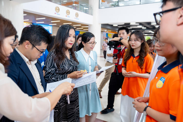 [Video] Sinh viên Viện Khoa học Ứng dụng trình làng dự án, săn việc tại Ngày hội kết nối doanh nghiệp 2025 109