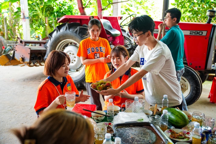 Sinh viên Khoa Nhật Bản học HUTECH và ĐH Hosei thích thú khám phá văn hóa nông thôn Việt Nam 70