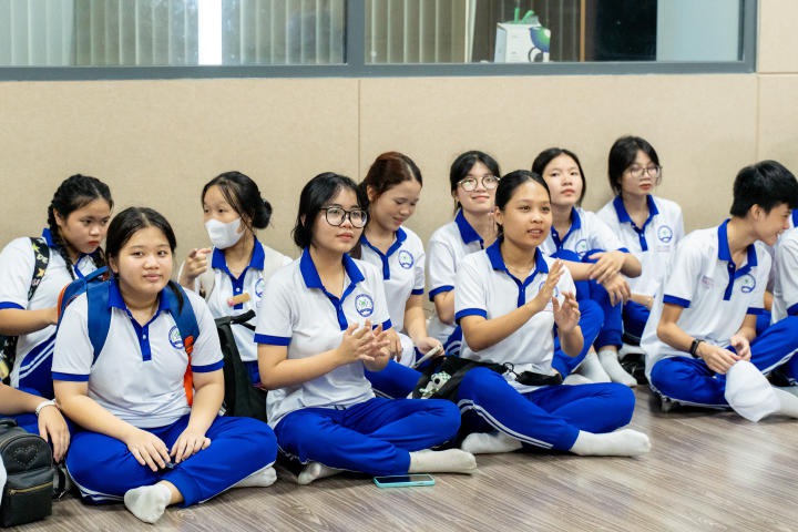 Học sinh THCS-THPT Văn Hóa Việt hào hứng tham quan HUTECH 87