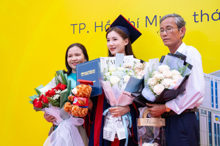 [Video] Những khoảnh khắc tri ân đầy tự hào tại Lễ trao bằng tốt nghiệp đợt 2/2025 HUTECH 126