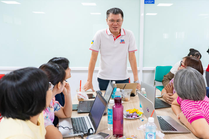 Các giảng viên bước vào phần thực hành điền phiếu và phát biểu ý kiến cá nhân