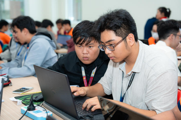 [Video] Chung kết HUTECH Code War 2025: Sân chơi lập trình kịch tích dành cho sinh viên Công nghệ thông tin 61