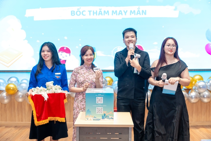 Sôi động, đa sắc màu: Tân sinh viên Khoa Trung Quốc học “cháy” hết mình tại Đêm nhạc hội chào năm học mới 58