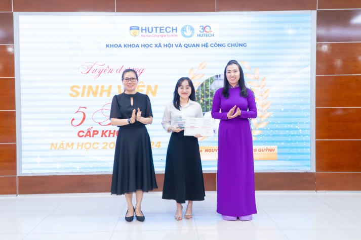 Khoa Khoa học Xã hội và Quan hệ Công chúng HUTECH vinh danh sinh viên đạt thành tích xuất sắc năm học 2023-2024 71