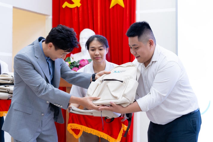 [Video] Sôi nổi buổi giao lưu cùng ca sĩ Ngô Kiến Huy và thăm khám sức khỏe răng miệng của sinh viên HUTECH 128