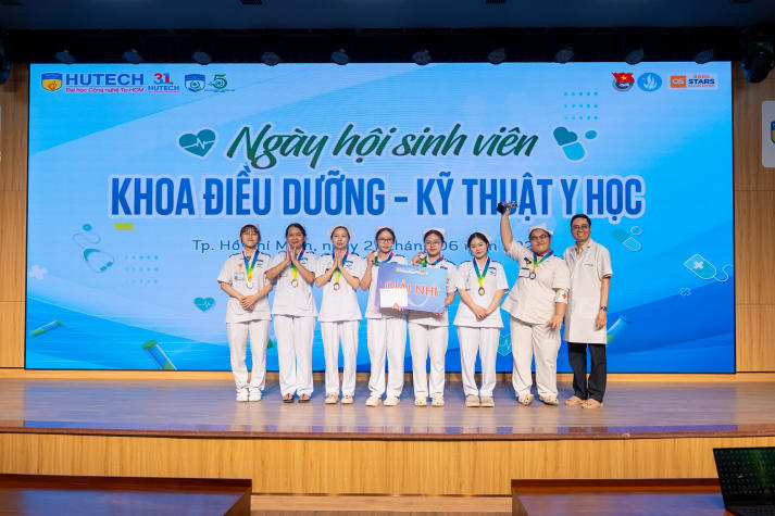 “Chạy trạm” cấp cứu, sinh viên Khoa Điều dưỡng - Kỹ thuật y học luyện bản lĩnh xử trí tình huống y khoa 123