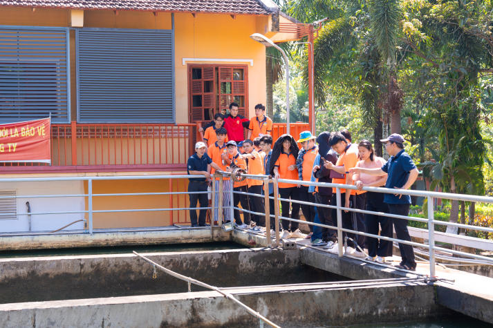 [Ảnh] Sinh viên HUTECH khám phá mô hình kinh tế sức khỏe bền vững qua hành trình thực tế 127