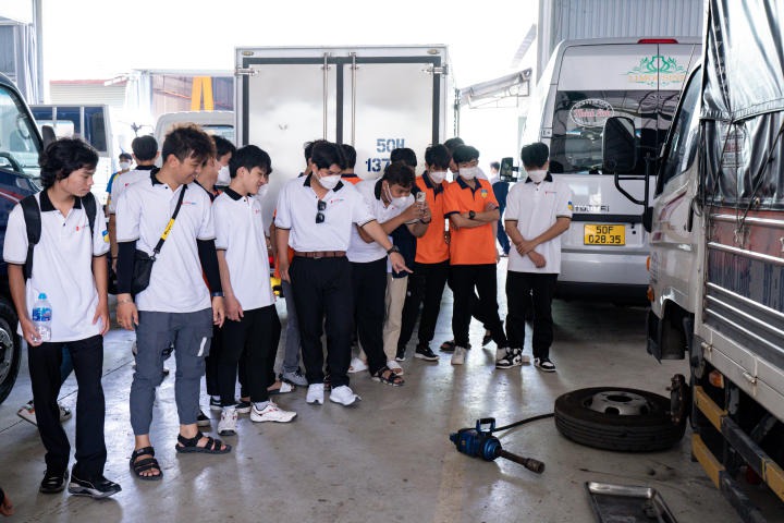 Sinh viên ngành Công nghệ kỹ thuật ô tô VKIT tham quan thực tế tại Truck & Bus Hyundai Trường Chinh 31