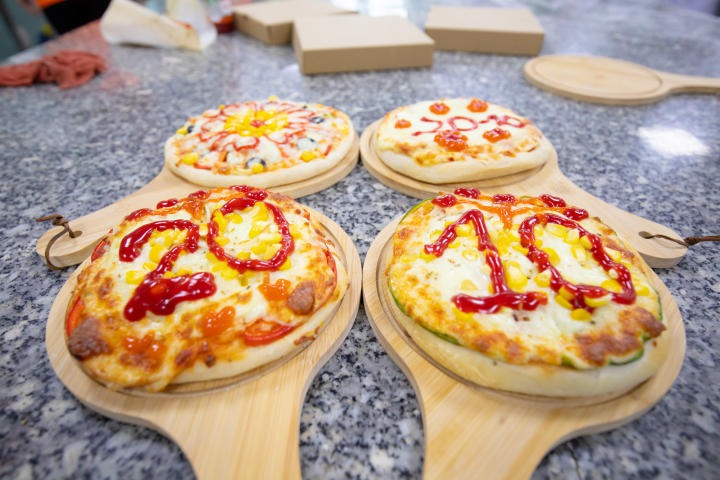 Sinh viên ngành Viện Khoa học Ứng dụng HUTECH trổ tài làm pizza mừng ngày Phụ nữ Việt Nam 51