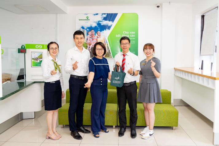 Sinh viên Khoa Tài chính - Thương mại HUTECH tham quan Vietcombank 40