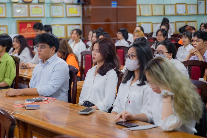 Khoa Khoa học Xã hội & Quan hệ Công chúng tuyên dương hơn 100 sinh viên tiêu biểu  HKI năm học 2022 - 2023 29