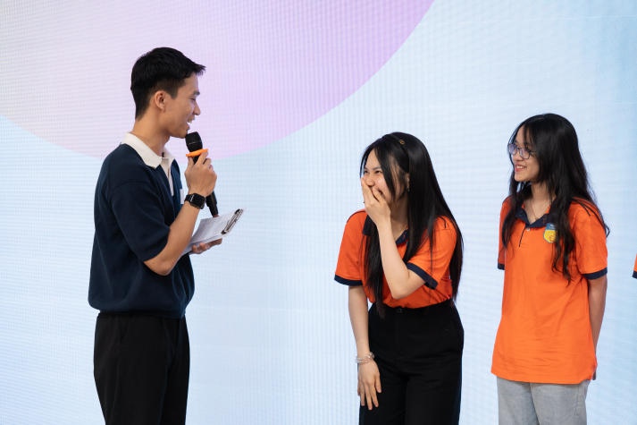 [Video] Theo chân sinh viên Khoa Tài chính - Thương mại HUTECH tham quan thực tế Sun Life Việt Nam 141