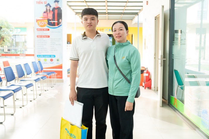 [Video] Đông đảo thí sinh, phụ huynh đến HUTECH nhập học từ tờ mờ sáng ngày đầu tiên 90