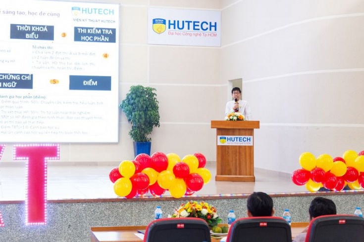 TS. Nguyễn Văn Nhanh cũng đại diện Viện chia sẻ lộ trình học tập hiệu quả, quy chế học vụ, các CLB - Đội - Nhóm nổi bật đến cho các bạn tân sinh viên HUTECH 1